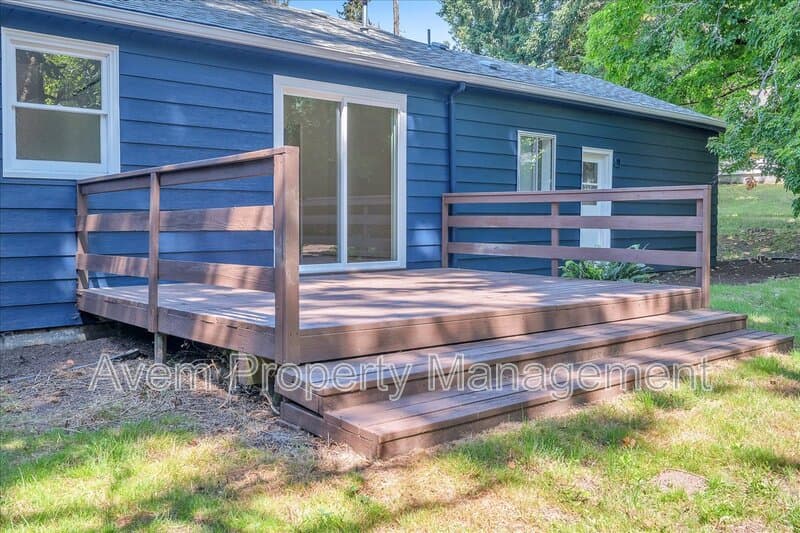 Portland House: 9710 S Corbett Lane