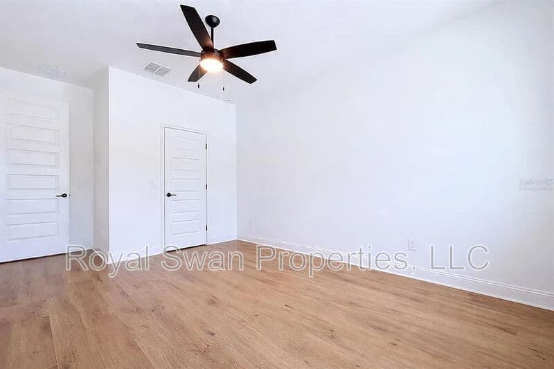 Lakeland House: 929 Clearview Avenue
