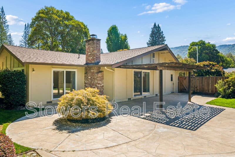 Danville House: 132 Glen Ct