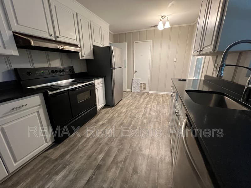 Hattiesburg House: 105 Rainbow Cir
