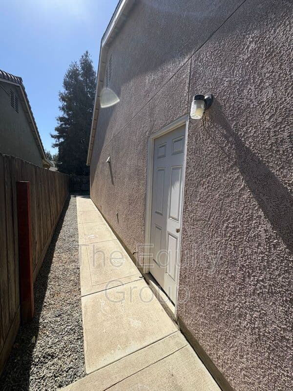 Visalia House: 2967 West Jerome Ave