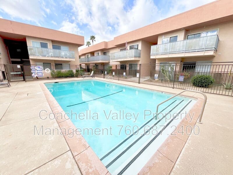 Palm Springs Condo: 400 N Sunrise Way