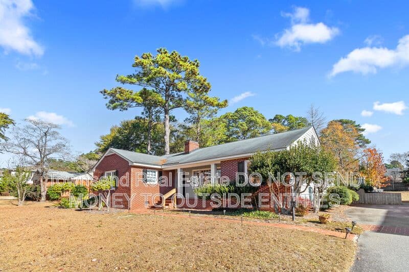 Fayetteville House: 315 Fairfield Dr.