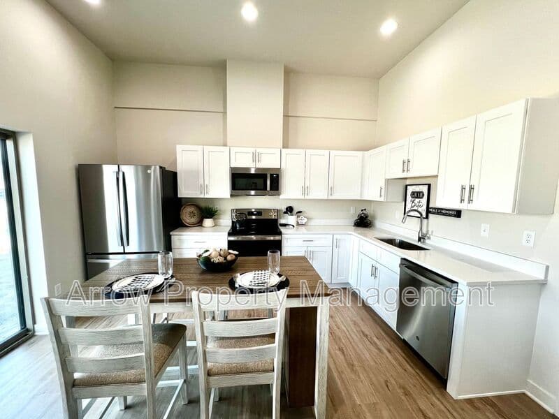 Grand Island House: 1067 North Claude Road