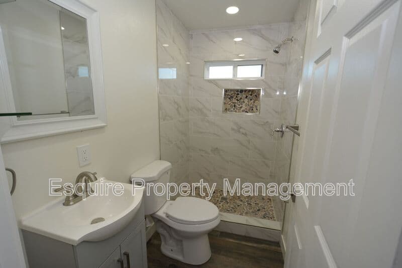 CAMARILLO House: 850 1/2 AILEEN ST