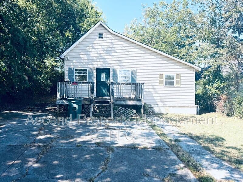 Chattanooga House: 319 N Highland Park Ave