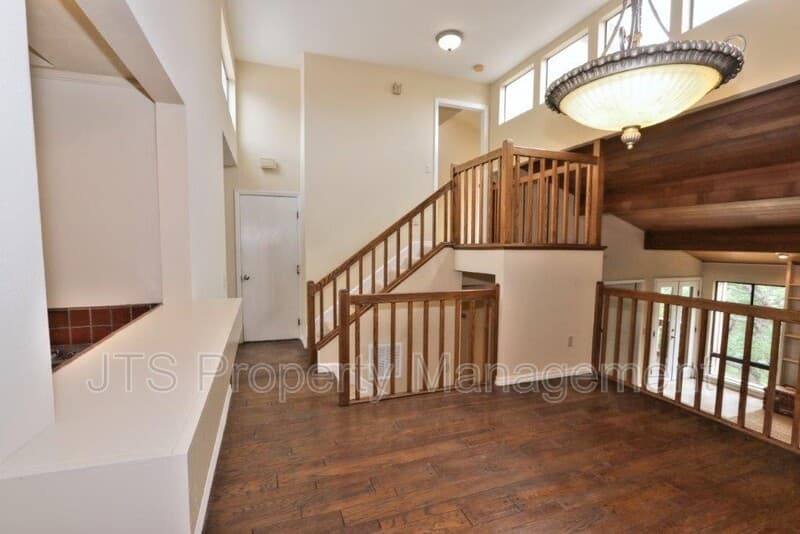 Fair Oaks House: 8944 Cliffside Lane
