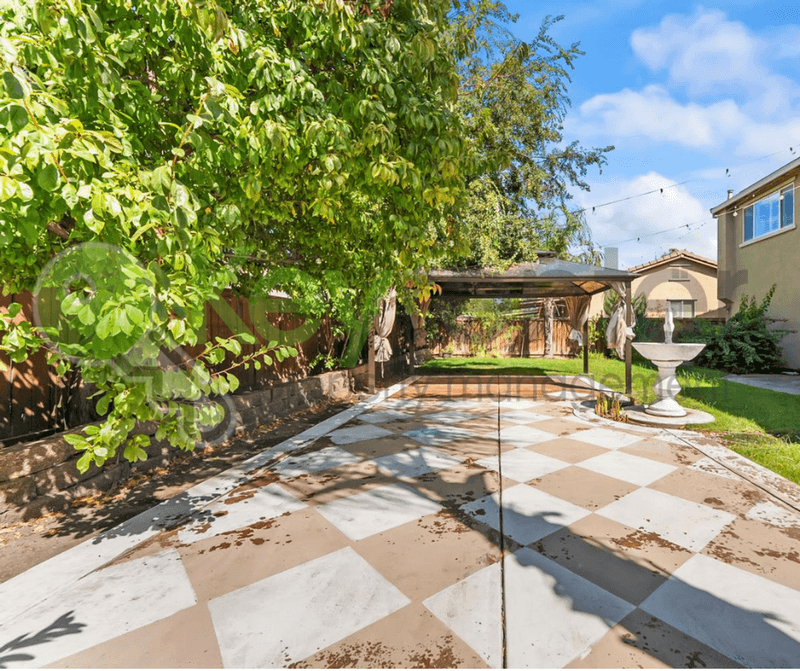 Lincoln House: 1552 Flora Way