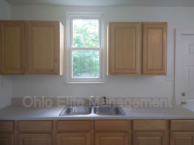 Columbus House: 206 N Harris Ave
