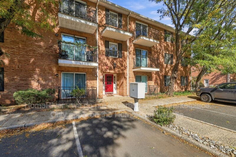 Bloomfield Condo: 42 John St