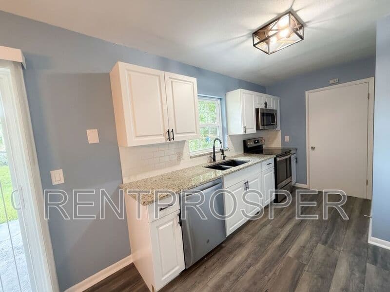 Deland House: 410 Albany Ave