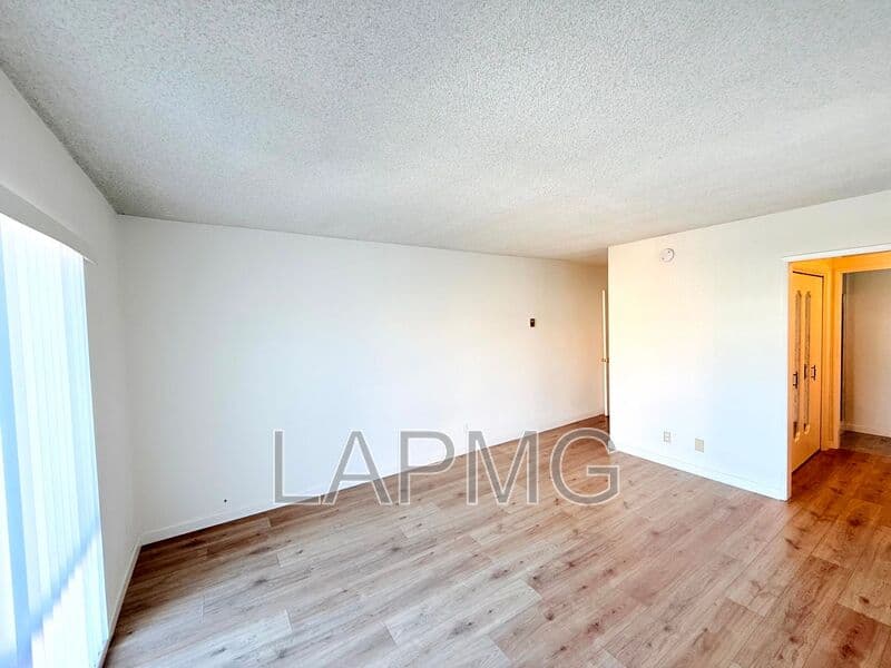 Los Angeles House: 1275 Barry Avenue