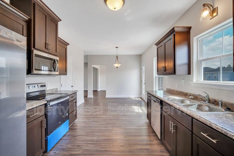Hinesville House: 88 Fridley Ln