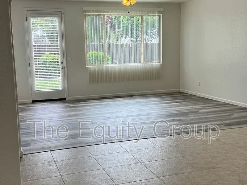 Visalia House: 2302 S Grand St
