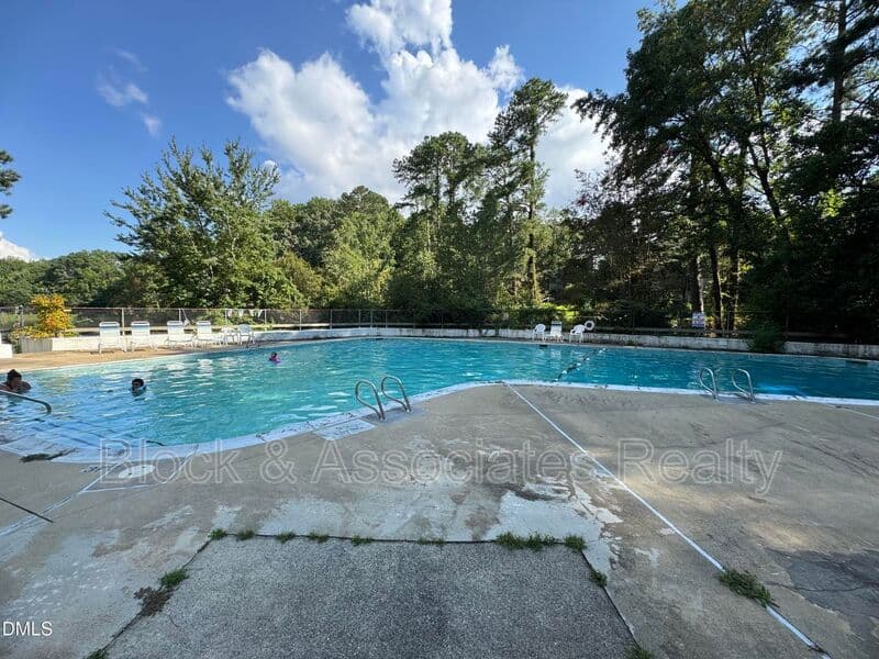 Raleigh House: 533 Pine Ridge Pl