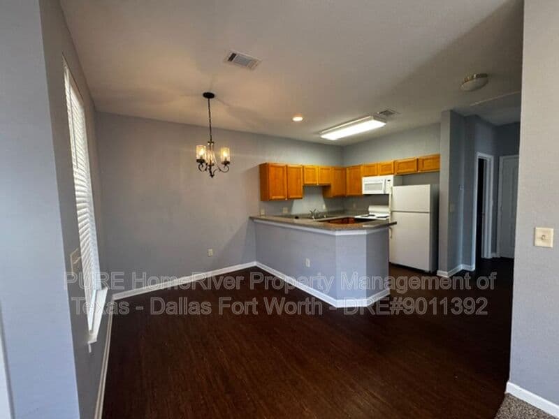 Grapevine Apartment: 400 Glade Road