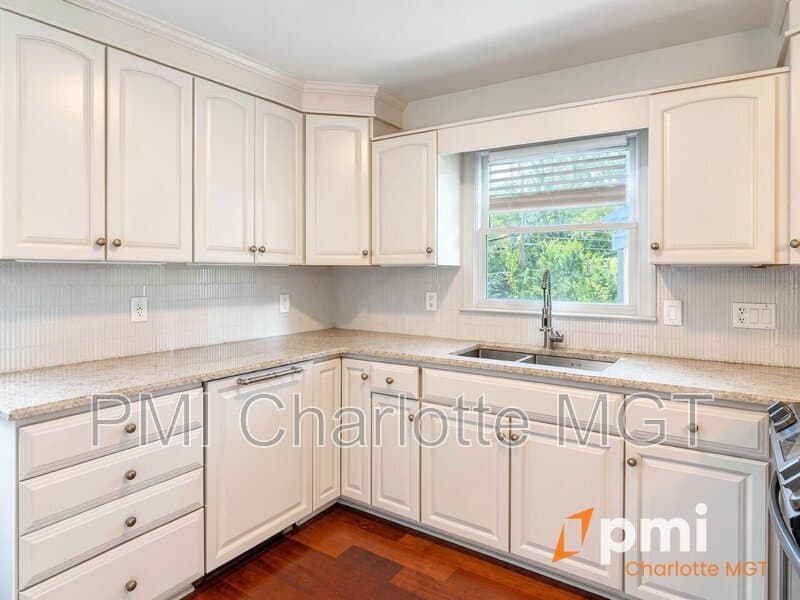 Charlotte House: 1140 Bevis Dr