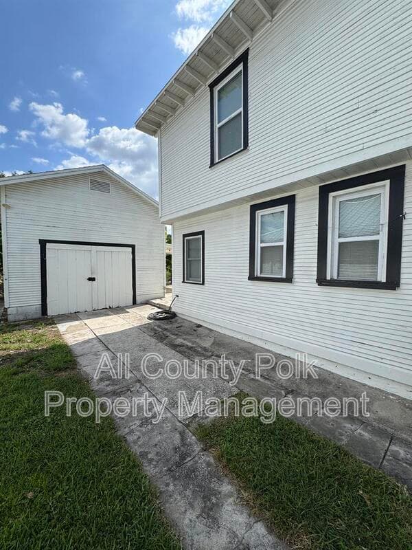 Lakeland House: 1044 W Lime St.