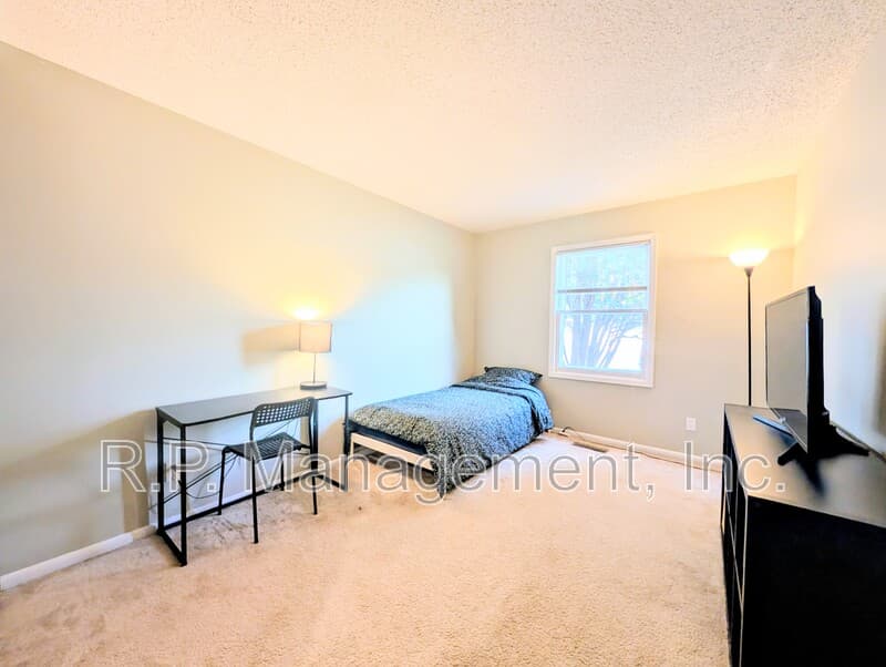 Woodbury Condo: 6317 Alderwood Bay