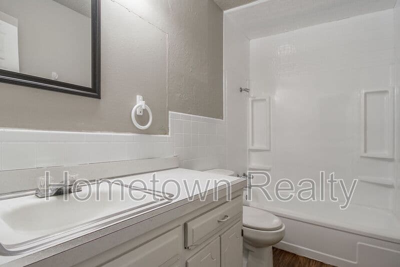 Edmond House: 208 W 5th Street