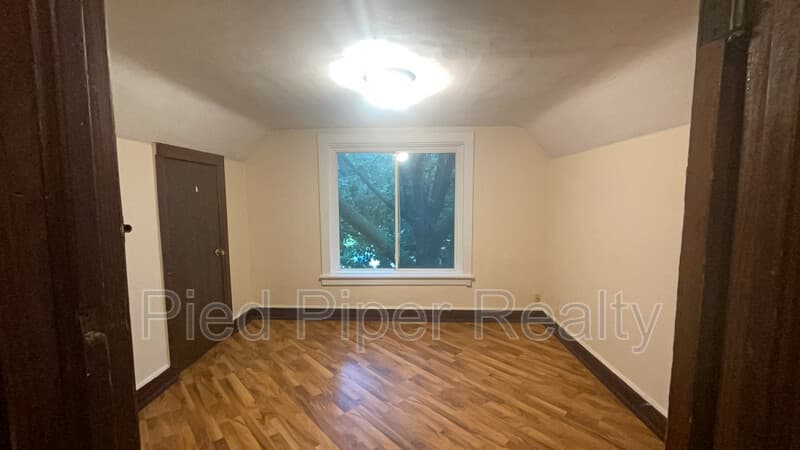 Freeport House: 1015 S Columbia Ave