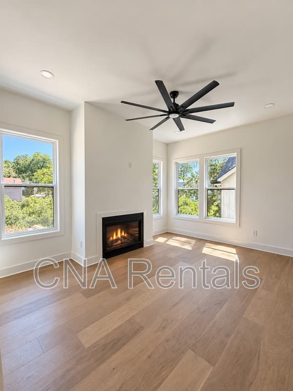 Atlanta House: 294 Roy St