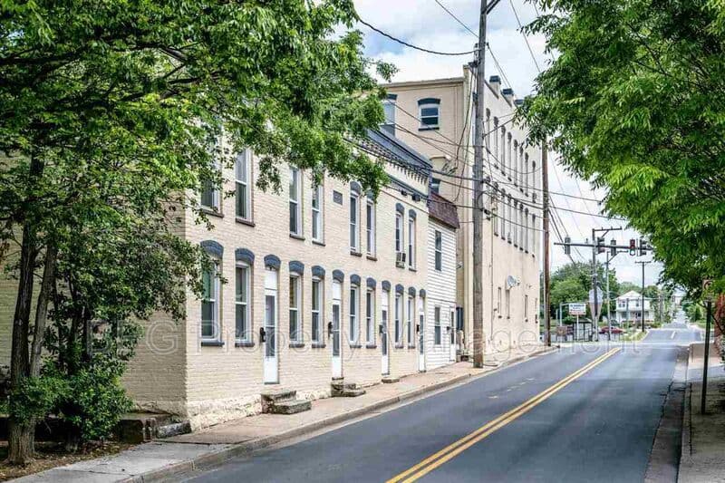 Harrisonburg House: 22 W Wolfe