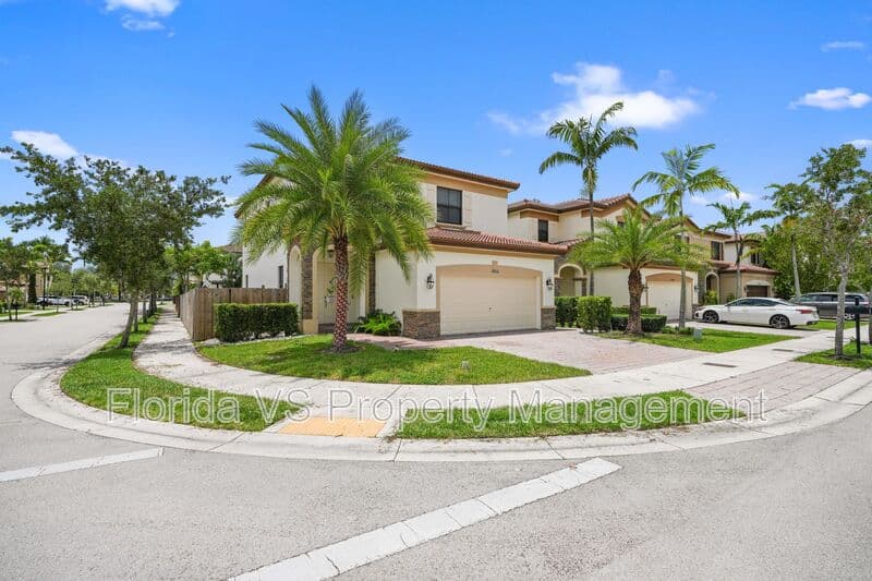Doral House: 10016 NW 89 TER