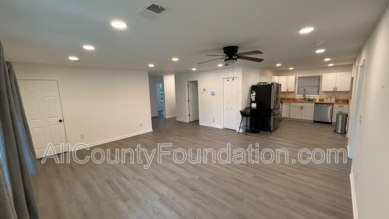 Goose Creek House: 212 Ellen Street
