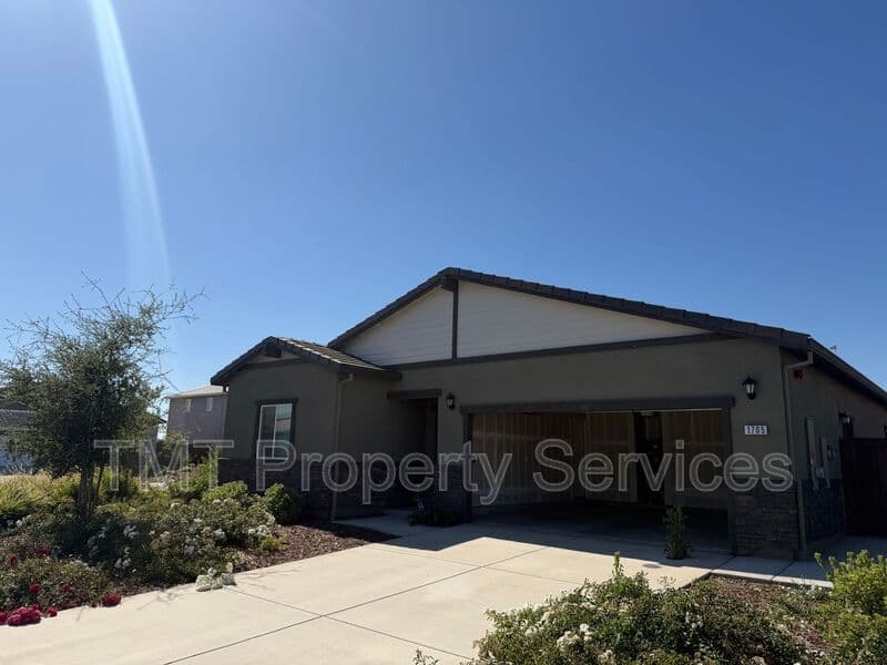Dixon House: 1705 Orchid Avenue