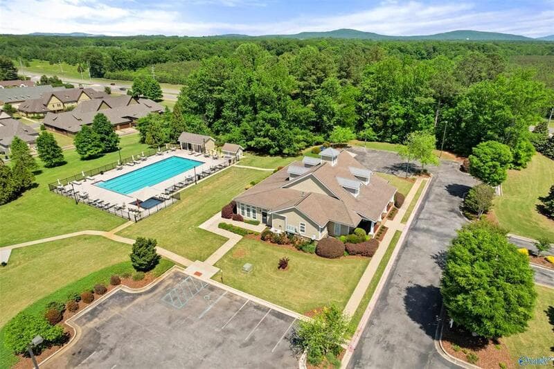 Huntsville House: 138 Chimes Way Southwest