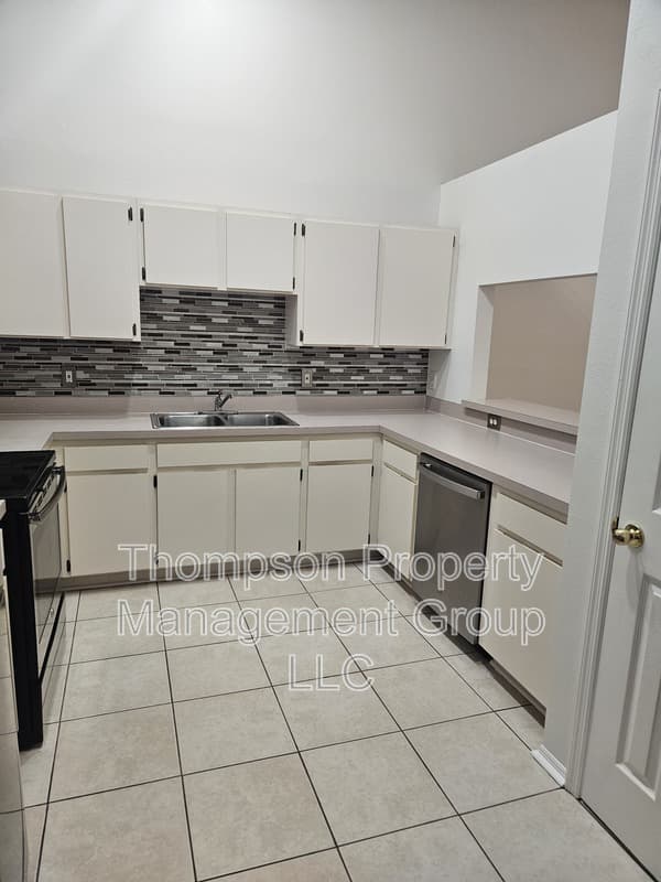 Tampa Townhome: 8512 N Hyaleah Rd