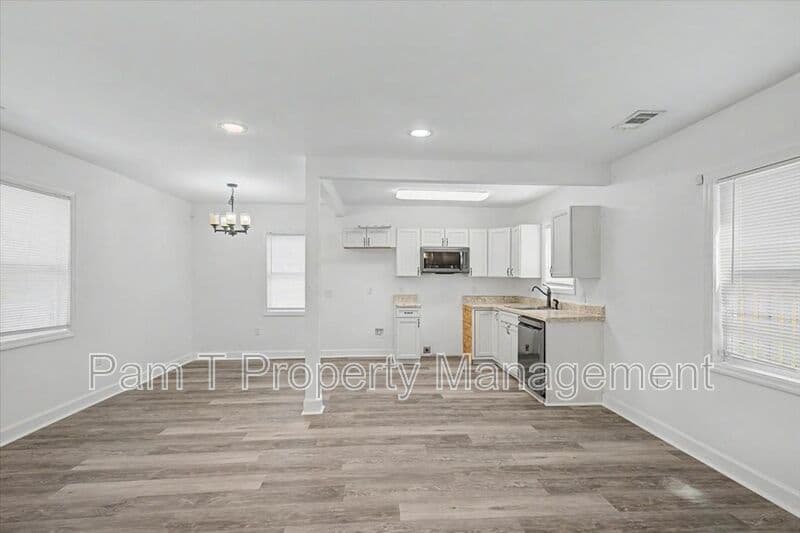 Savannah House: 1200 E 37th St