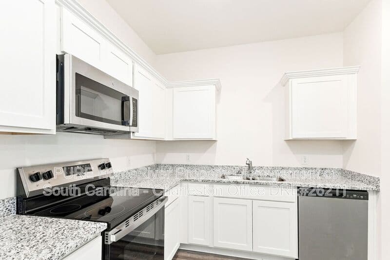 Summerville House: 1305 Scarlett Maple St