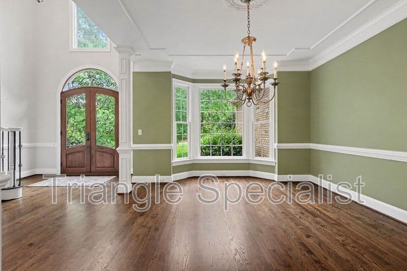 Raleigh House: 6121 Carlyle Drive