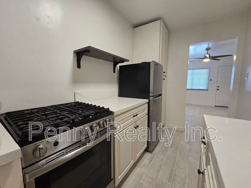 San Diego House: 3989 Haines St