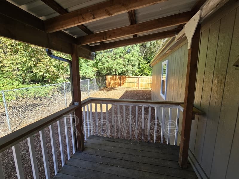 Idleyld Park House: 21370 N Umpqua Hwy