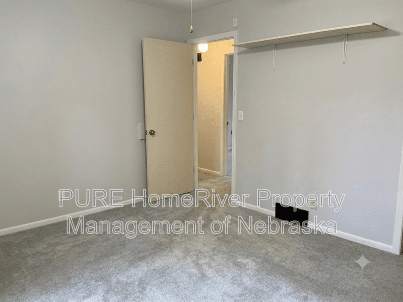 Omaha House: 15229 Y St