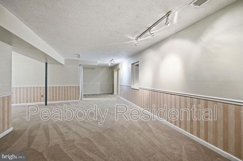 Reston House: 1649 Bennington Hollow Ln