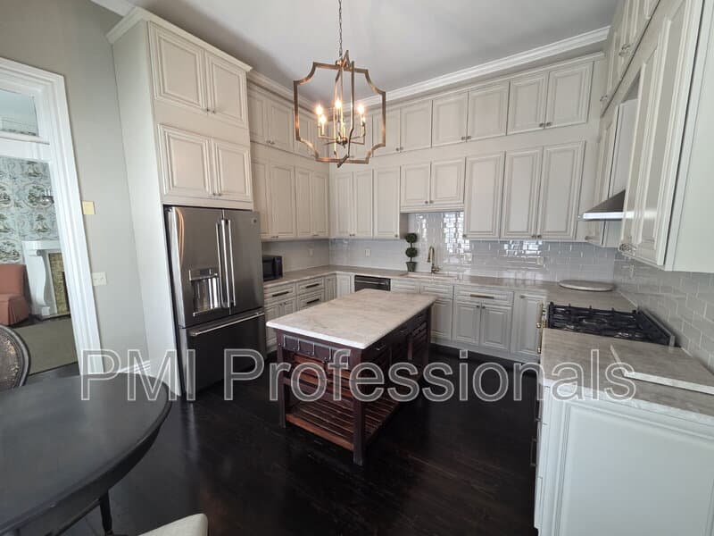 Murfreesboro House: 401 E Main St