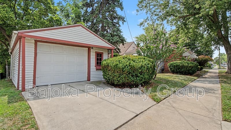 Lincoln Park House: 2957 Fort Park Boulevard