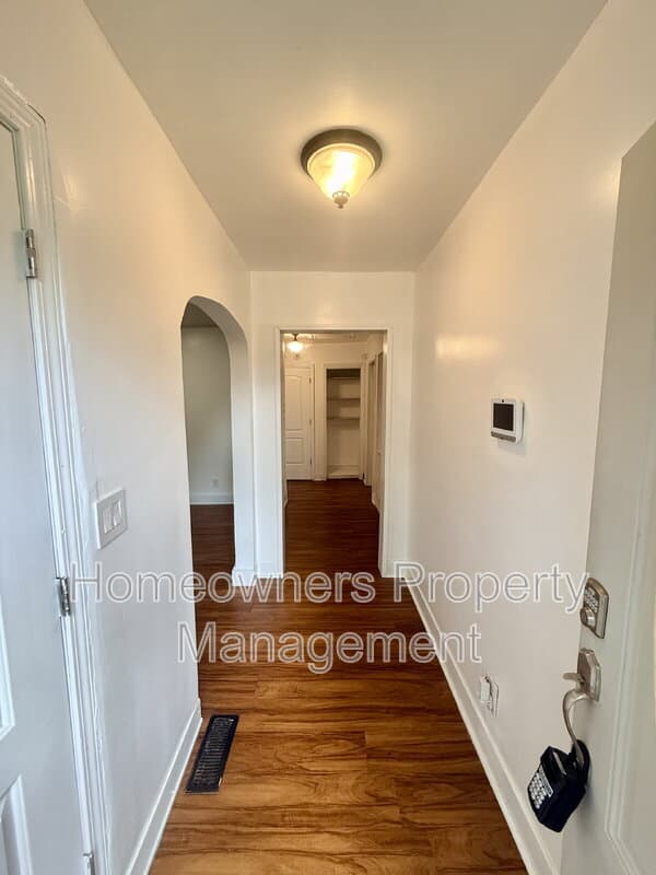 Raeford House: 113 N Wright St