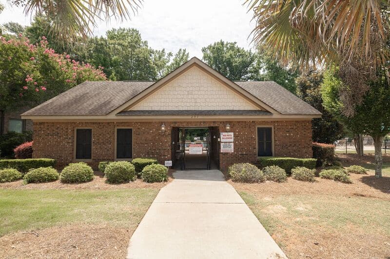 Athens House: 196 Towns Walk Drive