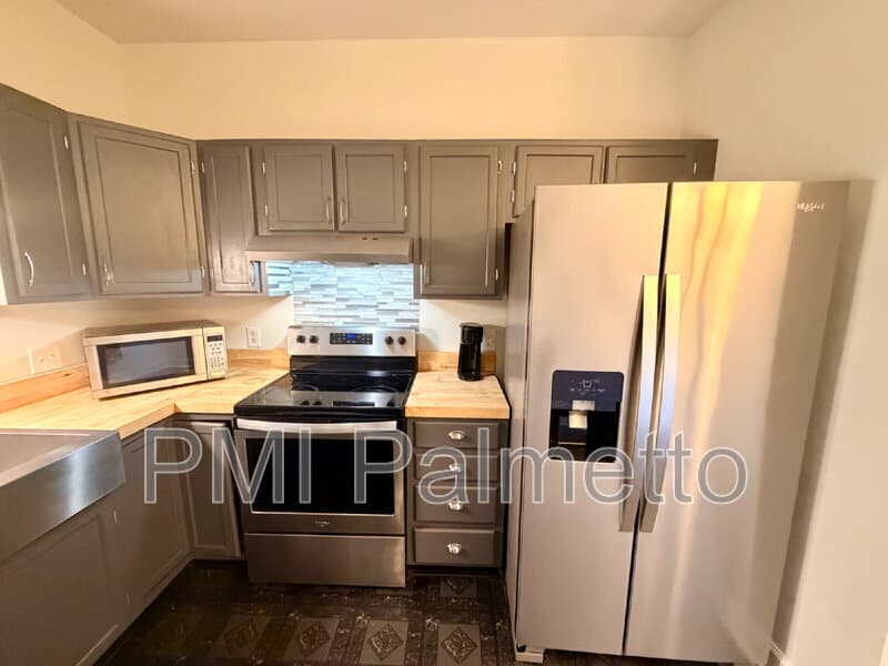 Columbia House: 3923 West Buchanan Drive