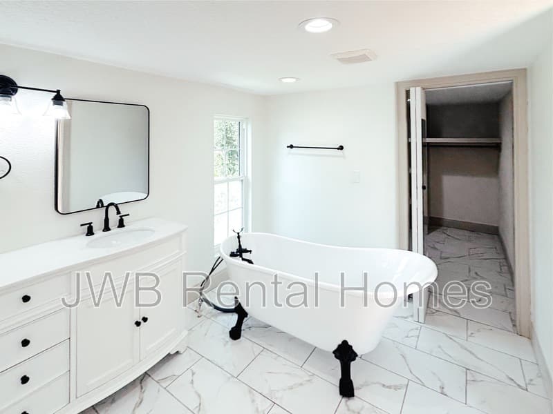 Jacksonville House: 1532 N Pearl St