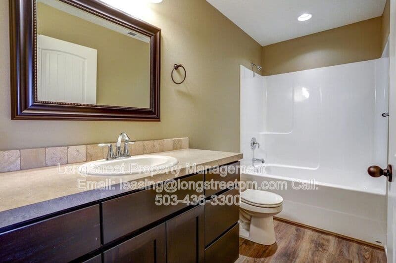 Monmouth Townhome: 484 S Monmouth Ave