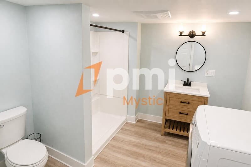 Mystic House: 90 Nantucket Dr