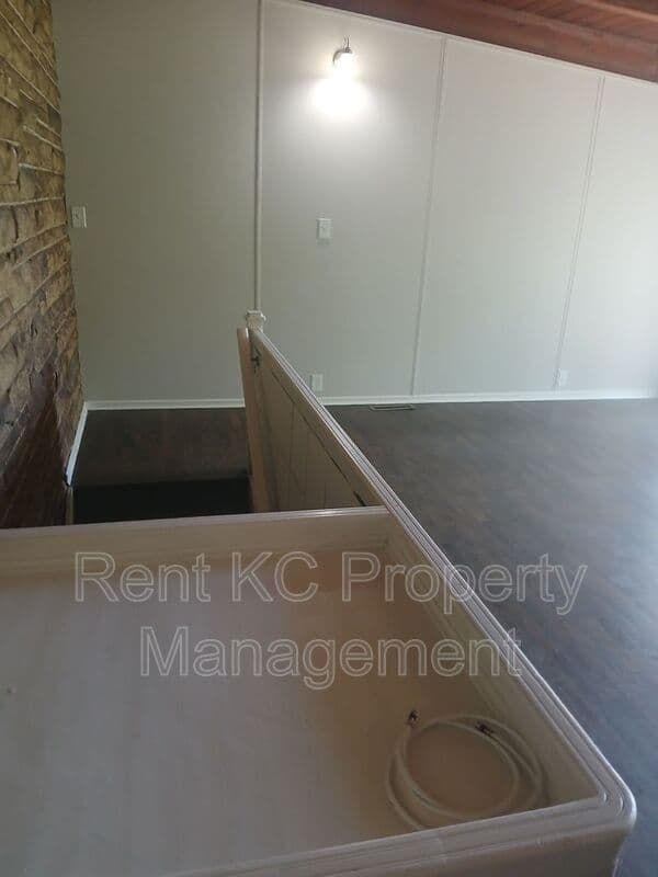 Kansas City House: 5323 NW Edgewood Circle