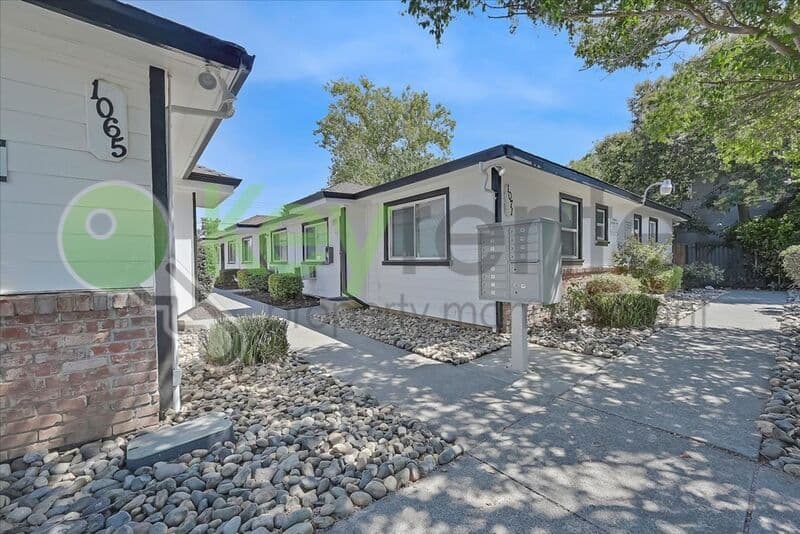 Sacramento House: 1071 Santiago Ave
