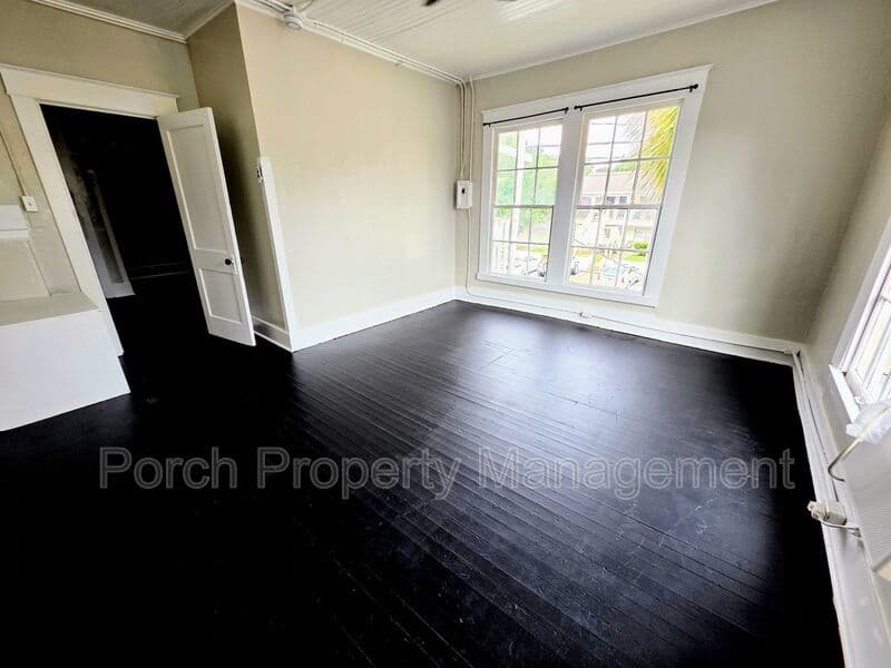 Pensacola Condo: 320 N Barcelona St